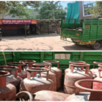 आगरा २२ अप्रैल २६ * आगरा में अवैध रूप से गैस सिलेंडरों की ढुलाई का मामला सामने आया है।