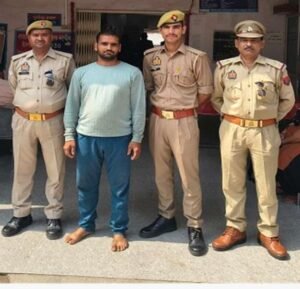 मथुरा 2 मई 26*थाना बल्देव पुलिस टीम द्वारा 01 वांछित अभियुक्त को किया गिरफ्तार ।*