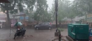 सुलतानपुर3मई26*सुबह से आंधी-तूफान संग तेज बारिश, प्रशासन ने घरों में रहने की दी सलाह*