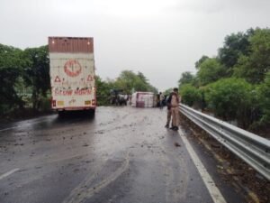 अयोध्या3मई26*तेज आंधी के कारण हाईवे पर पलटा वाहन, कंटेनर पेड़ से टकराया बड़ा हादशा टला