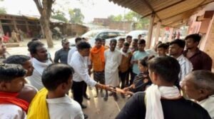 कौशाम्बी3मई26*नगर पालिका अध्यक्ष ने मिट्टी का टीला ढहने के पीड़ित परिजनों से मिलकर बांटा दर्द*