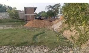 अयोध्या4मई26*खेल के मैदान और मदरसे के रास्ते पर अतिक्रमण कर किया रास्ता अवरुद्ध