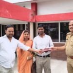 लखनऊ5मयई26*ईमानदारी की मिसाल बने समाजसेवी सूरज तिवारी, महिला का खोया पर्स लौटाकर पेश की मानवता……