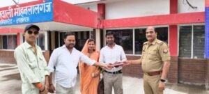 लखनऊ5मयई26*ईमानदारी की मिसाल बने समाजसेवी सूरज तिवारी, महिला का खोया पर्स लौटाकर पेश की मानवता......