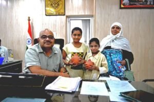 कानपुर नगर6मई26*जनता दर्शन में पहुंची ‘गुल्लक लूट’ की फरियाद, बच्ची की कहानी सुन भावुक हुए डीएम*