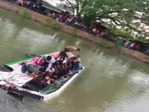कानपुर बिधनू7मई26*रामगंगा नहर की रेलिंग तोड़ बस घुसी, मचा हड़कंप