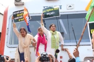 लखनऊ9मई26*यूजीसी रेगुलेशन लागू करने की मांग को लेकर डॉ पल्लवी पटेल सड़क पर उतरी*