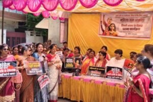 लखीमपुर11मई26*नारी संशोधन बिल का विरोध करने पर खीरी सांसद का घेराव किया।