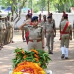 बांदा 12 मई26*पुलिस लाइन में शोक सभा में मृत पुलिसकर्मी को अर्पित की गई भावभीनी श्रद्धांजलि ।