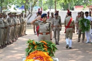 बांदा 12 मई26*पुलिस लाइन में शोक सभा में मृत पुलिसकर्मी को अर्पित की गई भावभीनी श्रद्धांजलि ।