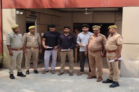 मथुरा13मई 26* हत्या का प्रयास व बलवा के अभियोग में वांछित 03 अभियुक्तगण को अवैध हथियार सहित किया गिरफ्तार।*
