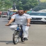लखनऊ13मई26*ऊर्जा संकट मद्देनजर उ0प्र0  आदर्श व्यापार मंडल के प्रदेश अध्यक्ष संजय गुप्ता साइकिल चलाकर अपने कार्यालय पहुचे