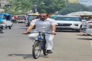 लखनऊ13मई26*ऊर्जा संकट मद्देनजर उ0प्र0  आदर्श व्यापार मंडल के प्रदेश अध्यक्ष संजय गुप्ता साइकिल चलाकर अपने कार्यालय पहुचे