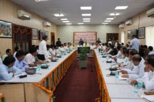 मथुरा 13 मई 26*डिप्टी सीएम द्वारा कलेक्ट्रेट सभागार में अधिकारियों एवं जनप्रतिनिधियों के साथ समीक्षा बैठक*