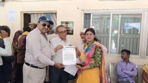 बाँदा15मई26*कलेक्ट्रेट में पत्रकारों के लिए नहीं बैठने की व्यवस्था