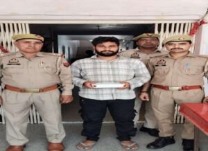 मथुरा 16 मई 26* हत्या का प्रयास व बलवा के अभियोग में वाछिंत अभियुक्त अवैध हथियार के साथ किया गिरफ्तार ।*