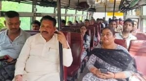 हाथरस17मई26*जिला बनने के बाद पहली बार किसी सांसद ने रोडवेज बस में किया सफर