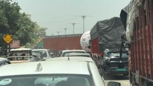 लखनऊ18मई26* गोसाईगंज थाने के पास 5 नंबर गुमटी पर बीच हाईवे एक बड़ा ट्रक खराब होने से लगा लंबा जाम