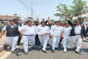 लखनऊ19मई26*चेंबर तोड़े जाने के विरोध में वकीलों का फूटा गुस्सा, दो दिन का कार्य बहिष्कार.......