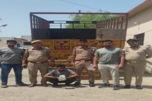 मथुरा 19 मई 26* अन्तर्राजीय शराब तस्कर को 55 पेटी अवैध अंग्रेजी शराब गाड़ी प्रयुक्त के साथ गिरफ्तार किया।*