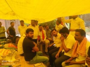 कौशाम्बी21मई26*अग्निकांड से पीड़ित गरीब के घर चेयरमैन बीरेन्द्र फौजी ने पहुंचाई राहत सामग्री*
