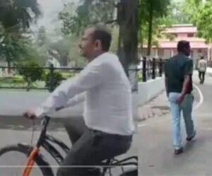 पूर्णिया बिहार 22 मई 26 *अफसर साइकिल से पहुंचे दफ्तर, पूर्णिया में ‘नो व्हीकल डे’ सफल*