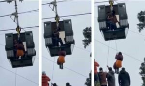 जम्मू कश्मीर25*गोंडोला (केबल कार) सेवा के बीच हवा में रुकने से करीब 300 पर्यटक फंस गए।