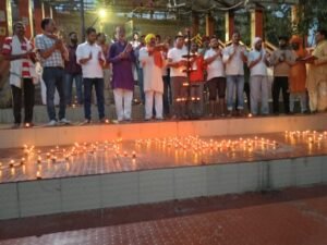 प्रतापगढ़25मई26*गंगा दशहरा की पूर्व संध्या पर हजारों दीपों की रोशनी से सजा शनिदेव धाम*