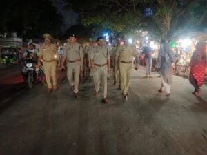 मथुरा 25 मई 26 *अपर पुलिस अधीक्षक ग्रामीण एवं क्षेत्राधिकारी गोवर्धन मैं सुरक्षा व्यवस्था के दृष्टिगत पैदल गश्त:-*