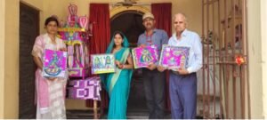 भागलपुर ५ मई २६*मंजूषा मालाकार कलाकारों ने अपनी कलाकृति से संस्था के सचिव दिलीप कुमार सिंह को रूबरू कराया राजेंद्र मालाकार