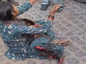 लखनऊ4मई26*हुसैनाबाद घंटाघर के पास अवैध रूप से प्राइवेट बसों का स्टैंड बना जनता की हादसे का कारण,
