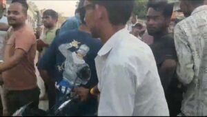 बांदा 9मई 26*बस से उतरकर पानी लेने गए यात्री के पैर के ऊपर चढ़ा ट्रक का पहिया, गंभीर घायल**