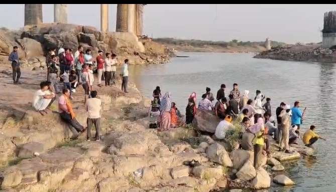 बांदा 15 मई 26*नदी नहाते समय दो बच्चे डूबे दोनो की हुई मौत*