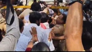 लखनऊ16मई26*नीट परीक्षा रद्द किए जाने के विरोध में लखनऊ यूनिवर्सिटी के बाहर किया विरोध प्रदर्शन*