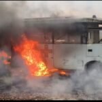कौशाम्बी17मई26*रहस्यमय परिस्थितियों में सीएमओ ऑफिस के वाहनों में लगी आग*