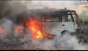 कौशाम्बी17मई26*रहस्यमय परिस्थितियों में सीएमओ ऑफिस के वाहनों में लगी आग*
