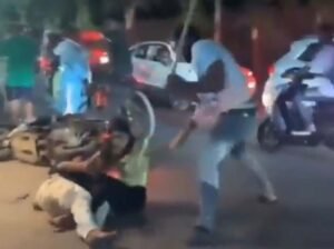 उड़ीसा 19मई26*स्कूटी चला रहे युवक को बेरहमी से पीटा गया और उसके दोनों पैर तोड़ दिए।