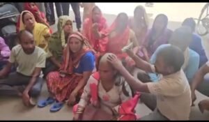 फिरोजाबाद20मई26*नगर निगम से नाराज भाजपा पार्षद ने नगर निगम परिसर में सिर मुंडवाया 