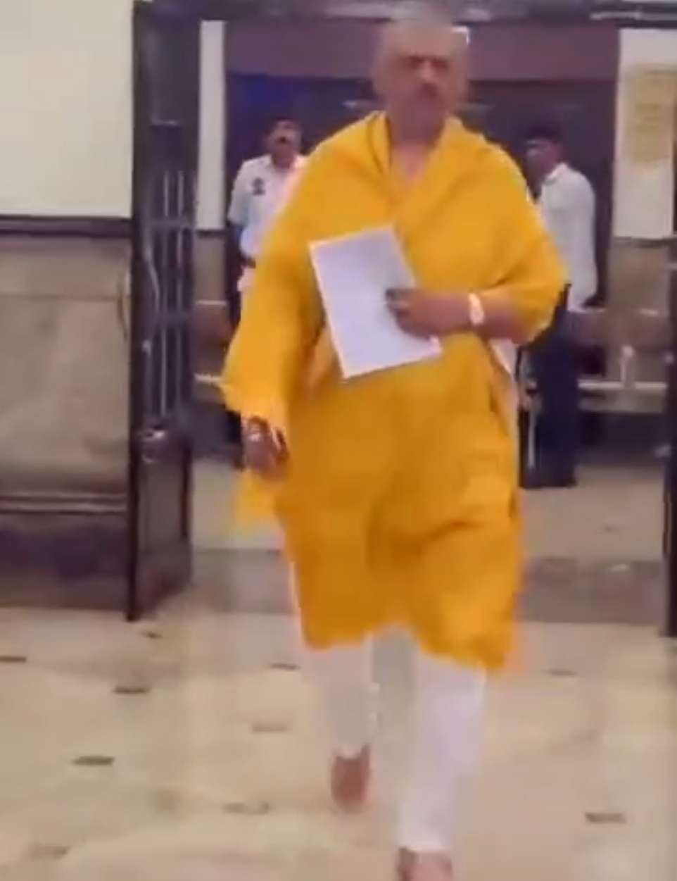 कानपुर नगर20मई26*लखनऊ से कानपुर तक विधायक की नंगे पैर, बनियाईंन और पैजामे में लगी दौड़,,