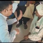 जालौन23मई26*दिव्यांग फरियादी को देखते ही कुर्सी छोड़ जमीं पर बैठे अधिकारी