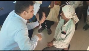 जालौन23मई26*दिव्यांग फरियादी को देखते ही कुर्सी छोड़ जमीं पर बैठे अधिकारी