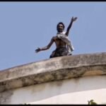कानपुर नगर   रिपोर्टर रेशमा बेगम  कानपुर में आर्थिक तंगी से परेशान होकर शराब के नशे में युवक चढ़ा पानी की टंकी पर, 3 घंटे बाद सुरक्षित रेस्क्यू   कानपुर के बर्रा थाना क्षेत्र के जरौली फेस-1 इलाके में मंगलवार सुबह एक युवक के पानी की टंकी पर चढ़ जाने से इलाके में अफरा-तफरी का माहौल बन गया। जानकारी के मुताबिक युवक नशे की हालत में टंकी पर चढ़ गया और नीचे कूदने की बात कहने लगा, जिसके बाद स्थानीय लोगों ने तुरंत पुलिस को सूचना दी। युवक की पहचान शैलेंद्र दुबे के रूप में हुई। परिजनों के अनुसार वह ऑटो चलाकर परिवार का खर्च चलाता है, लेकिन उसकी दोनों ऑटो लंबे समय से खराब होकर एजेंसी में खड़ी हैं। काम बंद होने और आर्थिक तंगी के कारण वह तनाव में चल रहा था। घटना की सूचना मिलते ही बर्रा पुलिस मौके पर पहुंची और सबसे पहले टंकी के आसपास लगी भीड़ को हटाया। इसके बाद पुलिस ने लाउडस्पीकर के जरिए युवक से लगातार बातचीत की। परिजनों ने भी उसे भरोसा दिलाया कि उसकी गाड़ियों की मरम्मत कराई जाएगी और स्थिति संभाली जाएगी। करीब तीन घंटे तक चले प्रयास के बाद युवक को सुरक्षित नीचे उतार लिया गया। नीचे आने के बाद उसने बताया कि लगातार आर्थिक परेशानी और गाड़ियों के बंद होने से वह परेशान था। पुलिस द्वारा युवक का मेडिकल करवाकर नाशा मुक्ति केंद्र भेजने की बात कही जा रही है ताकि आगे से इस तरह की कोई गलत कदम न उठा सके और अनहोनी होने से बचे   रोहित चौधरी ने दी पुलिस को जानकारी