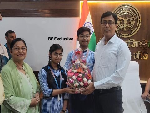 लखीमपुर खीरी १४ मई २६ * ९७ . ६  प्रतिशत अंक प्राप्त हर्षित सिंह राणा को डीएम ने किया सम्मानित