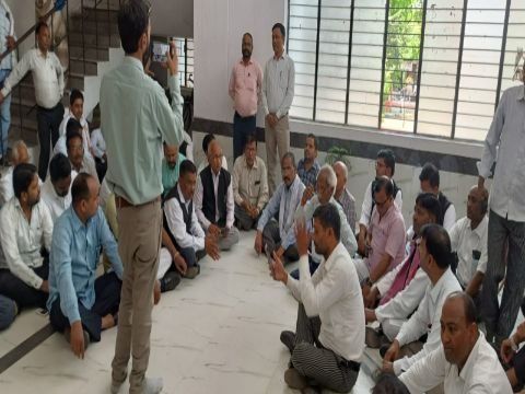 अयोध्या १४ मई २६ * अधिवक्ता की ज़मीन पर अवैध निर्माण के विरोध में धरना ,अवैध निर्माण गिराने की ज़िद अड़े अधिवक्ता