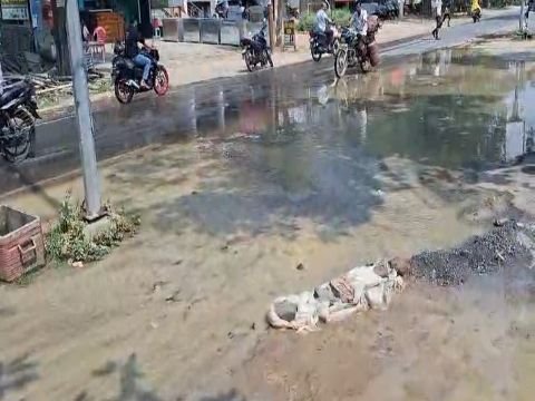 अयोध्या १४ मई २६ * नगर पालिका की बड़ी लापरवाही, फटी पाइप लाइन से हजारों लीटर पानी बर्बाद