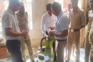 सुल्तानपुर १५ मई २६ * नकली बताशा फैक्ट्री पर प्रशासन की छापेमारी, ब्रांड कॉपी कर घटिया माल बेचने का आरोप,सैंपल जांच को भेजे, नकली कारोबारियों में मचा हड़कंप