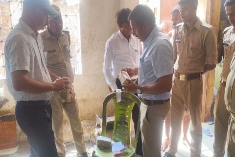 सुल्तानपुर १५ मई २६ * नकली बताशा फैक्ट्री पर प्रशासन की छापेमारी, ब्रांड कॉपी कर घटिया माल बेचने का आरोप,सैंपल जांच को भेजे, नकली कारोबारियों में मचा हड़कंप