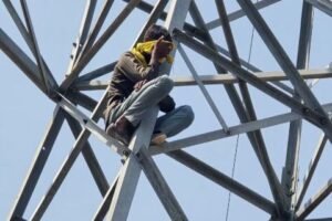 बाँदा 15 मई 26 *25 लाख का लोन चाहिए था, नहीं मिला तो बिजली टावर पर चढ़ गया युवक, बांदा में घंटों चला हाई-वोल्टेज ड्रामा