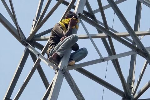 बाँदा 15 मई 26 *25 लाख का लोन चाहिए था, नहीं मिला तो बिजली टावर पर चढ़ गया युवक, बांदा में घंटों चला हाई-वोल्टेज ड्रामा