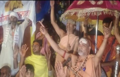 बांदा 27 मई26*गौ रक्षा का संकल्प लेकर लगातार विभिन्न जनपदों पहुंच रहे शंकराचार्य अविमुक्तेश्वरानंद नंद महाराज पहुंचे बांदा